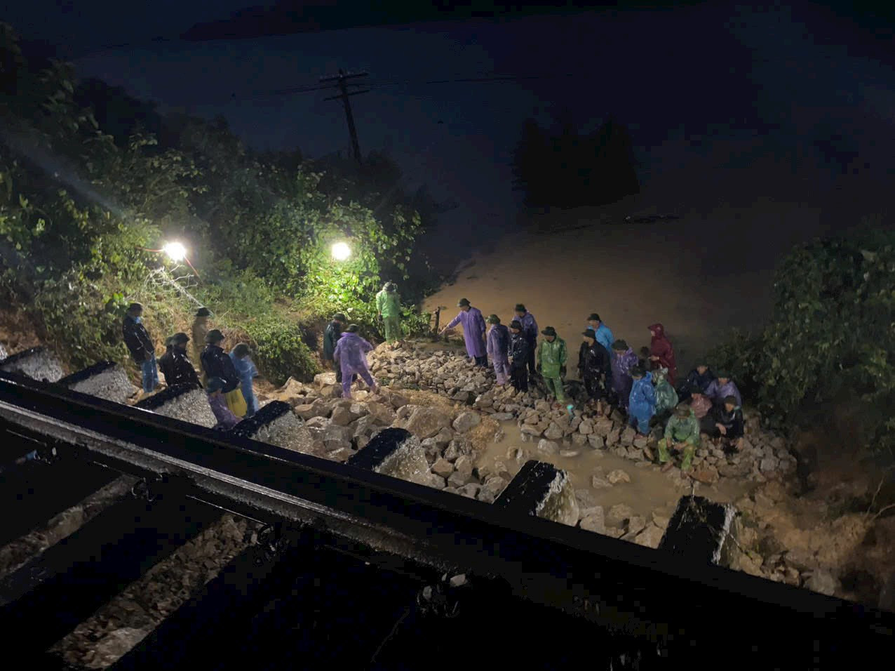 Phương án khắc phục được triển khai nhanh chóng để đường sắt sớm được lưu thông. Phương án khắc phục được triển khai nhanh chóng để đường sắt sớm được lưu thông.