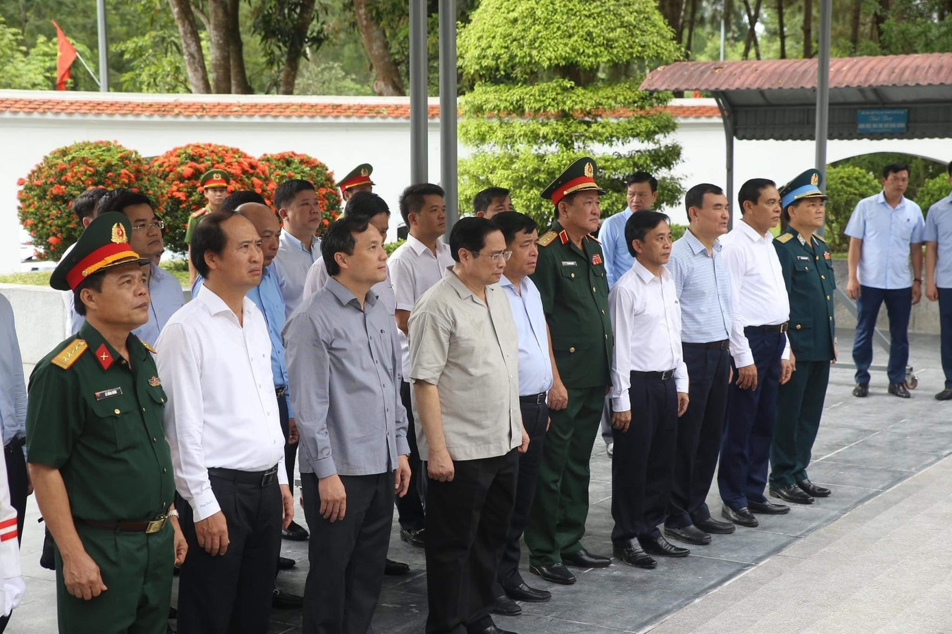 Thủ tướng Chính phủ Phạm Minh Chính và đoàn công tác dâng hoa, dâng hương tại Khu mộ 10 nữ anh hùng liệt sĩ Thanh niên xung phong