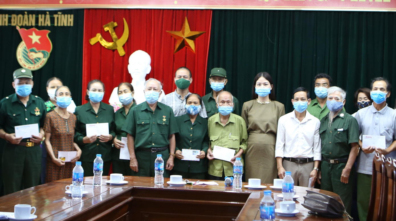 “Món quà lớn lao nhất ở đây là nghĩa cử cao đẹp uống nước nhớ nguồn, đền ơn đáp nghĩa. Chúng tôi trân trọng cảm ơn báo và nhà tài trợ”, ông Tinh nhấn mạnh.