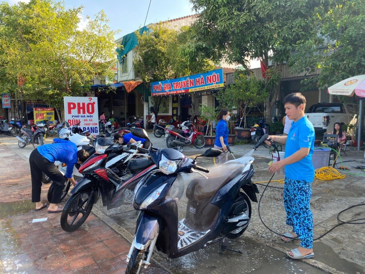 Anh Nguyễn Hải Đức - Bí thư Đoàn phường Thạch Quý cho biết, năm nay việc huy động đoàn viên thanh niên tham gia rửa xe với mong muốn có nguồn quỹ để hỗ trợ các em có hoàn cảnh khó khăn, khuyết tật tại địa phương trong dịp Tết Trung thu. Mục tiêu đặt ra dành 20 suất quà gồm tiền mặt cùng bánh và đèn lồng cho các em nhỏ. Anh Nguyễn Hải Đức - Bí thư Đoàn phường Thạch Quý cho biết, năm nay việc huy động đoàn viên thanh niên tham gia rửa xe với mong muốn có nguồn quỹ để hỗ trợ các em có hoàn cảnh khó khăn, khuyết tật tại địa phương trong dịp Tết Trung thu. Mục tiêu đặt ra dành 20 suất quà gồm tiền mặt cùng bánh và đèn lồng cho các em nhỏ.