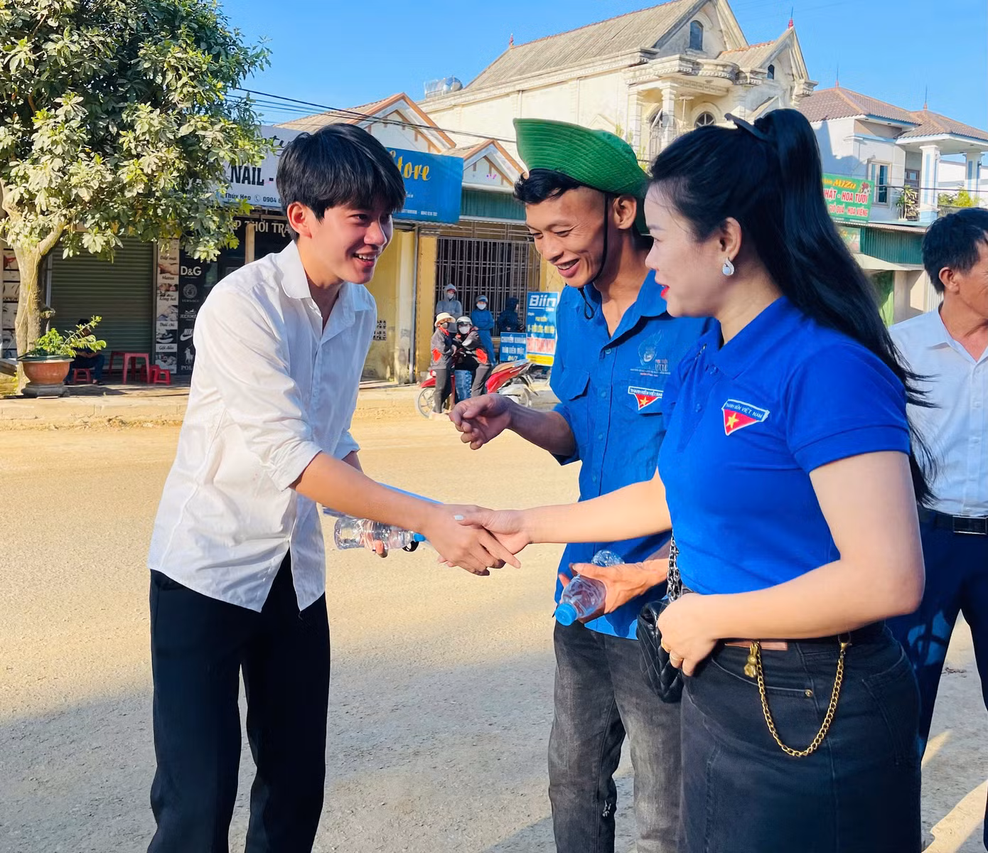 Dù thời tiết khắc nghiệt, các đội hình vẫn giữ vững tinh thần, luôn rạng rỡ và đầy nhiệt huyết.