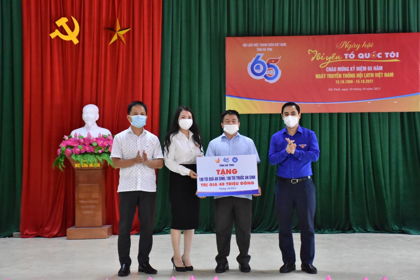 Chương trình trao tặng 100 túi quà an sinh, 100 túi thuốc an sinh. Chương trình trao tặng 100 túi quà an sinh, 100 túi thuốc an sinh.