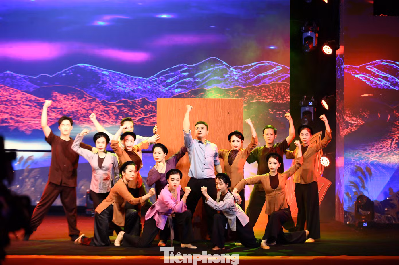 Chương trình nghệ thuật đặc biệt “Sáng mãi con đường cách mạng của thanh niên”.