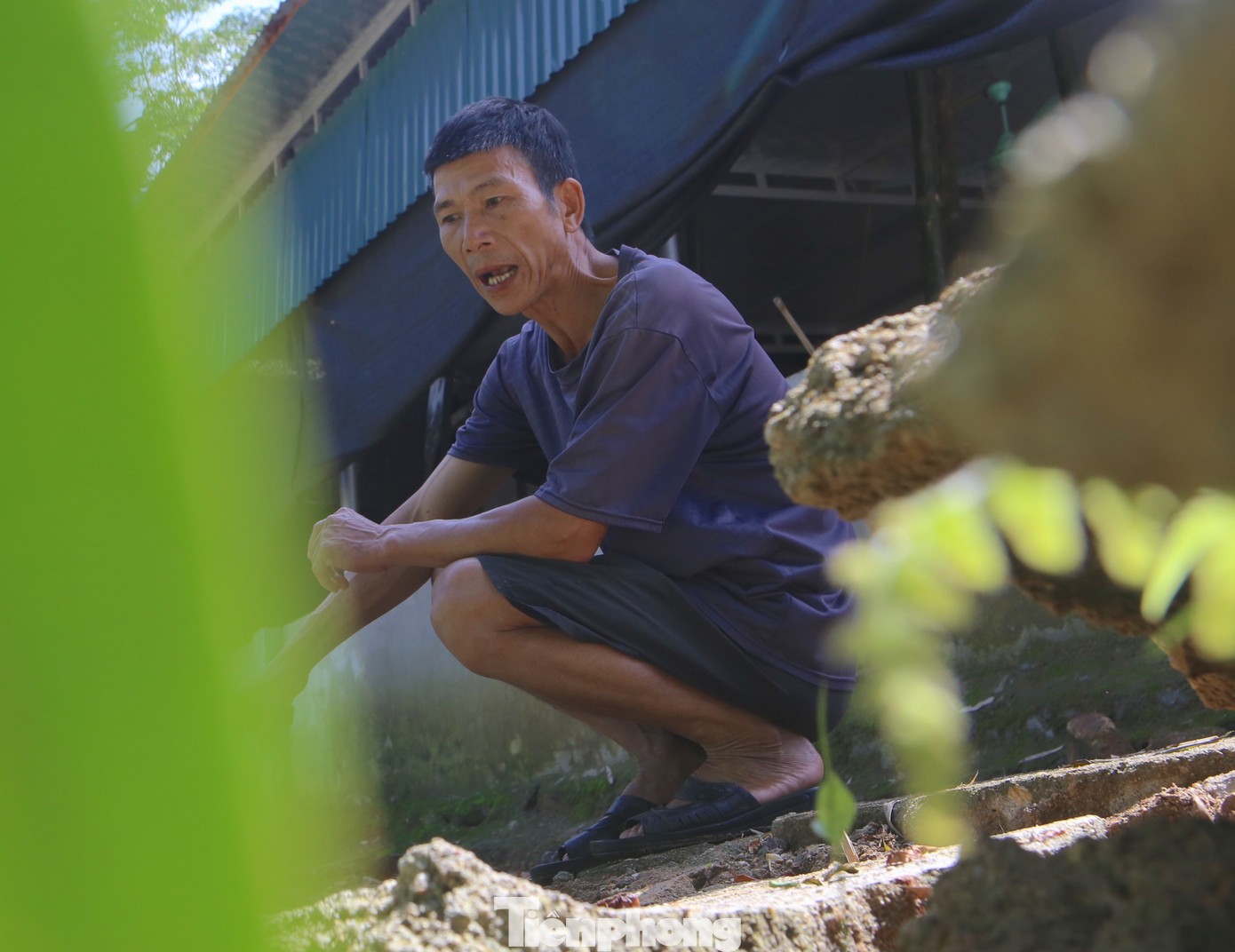 “Khi ra xem thì thấy con đường rộng 2,5m nằm bên bờ sông và toàn bộ cây cối bị cuốn xuống sông. Lúc đó tôi hoảng loạn, ngồi chờ đến sáng để báo cáo với xã để hỗ trợ khắc phục. Giờ gia đình luôn sống trong cảnh bất an, nhất là khi mưa xuống. Khu vực này hầu như năm nào cũng xảy ra sạt lở nhưng năm này nghiêm trọng hơn khi đường bị cuốn mất, cây cối đổ ngã”, ông Lâm chia sẻ.