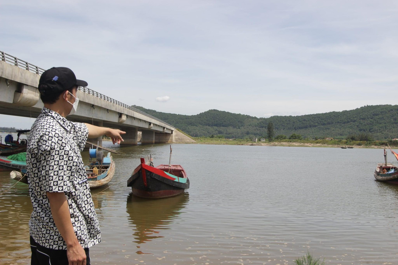 Anh Minh chỉ tay về nơi khu vực xảy ra sự việc.