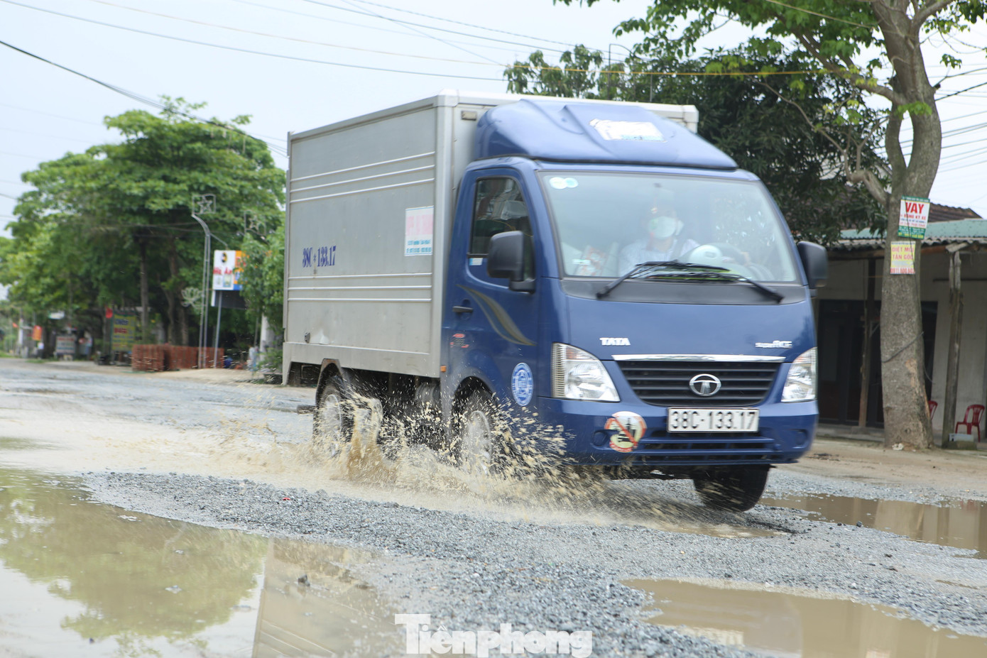 Là hộ sinh sống dọc tuyến đường, anh Nguyễn Huy Hùng (trú xã Xuân Thành) cho hay, từ ra Tết đến nay chứng kiến trên 7 vụ tai nạn giao thông xảy ra tại khu vực này. Việc đường xuống cấp, nhiều vị trí tạo thành vũng nước lớn sau mưa khiến người điều khiển giao thông bị khuất tầm nhìn. Mới đây nhất có vụ tai nạn khiến một người bị rách đầu phải khâu 15 mũi.