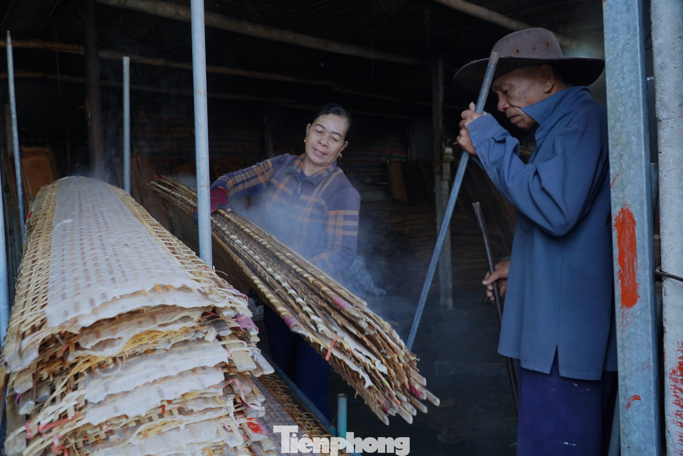 Năm nào cũng vậy, cứ đến tháng chạp (tháng 12 Âm lịch), những gia đình ở làng nghề bánh đa nem xã Thạch Hưng, thành phố Hà Tĩnh (Hà Tĩnh) lại ăn ngủ cùng với nghề để kịp đơn hàng phục vụ thị trường Tết.
