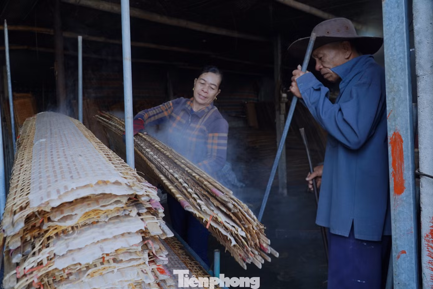 Năm nào cũng vậy, cứ đến tháng chạp (tháng 12 Âm lịch), những gia đình ở làng nghề bánh đa nem xã Thạch Hưng, thành phố Hà Tĩnh (Hà Tĩnh) lại ăn ngủ cùng với nghề để kịp đơn hàng phục vụ thị trường Tết.