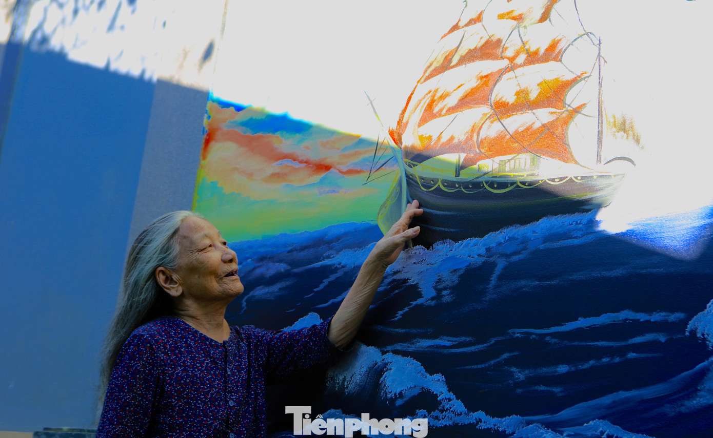 Nội dung xuyên suốt con đường bích họa diễn tả khung cảnh sinh hoạt thường ngày của người dân, vẻ đẹp đất nước, biển đảo..