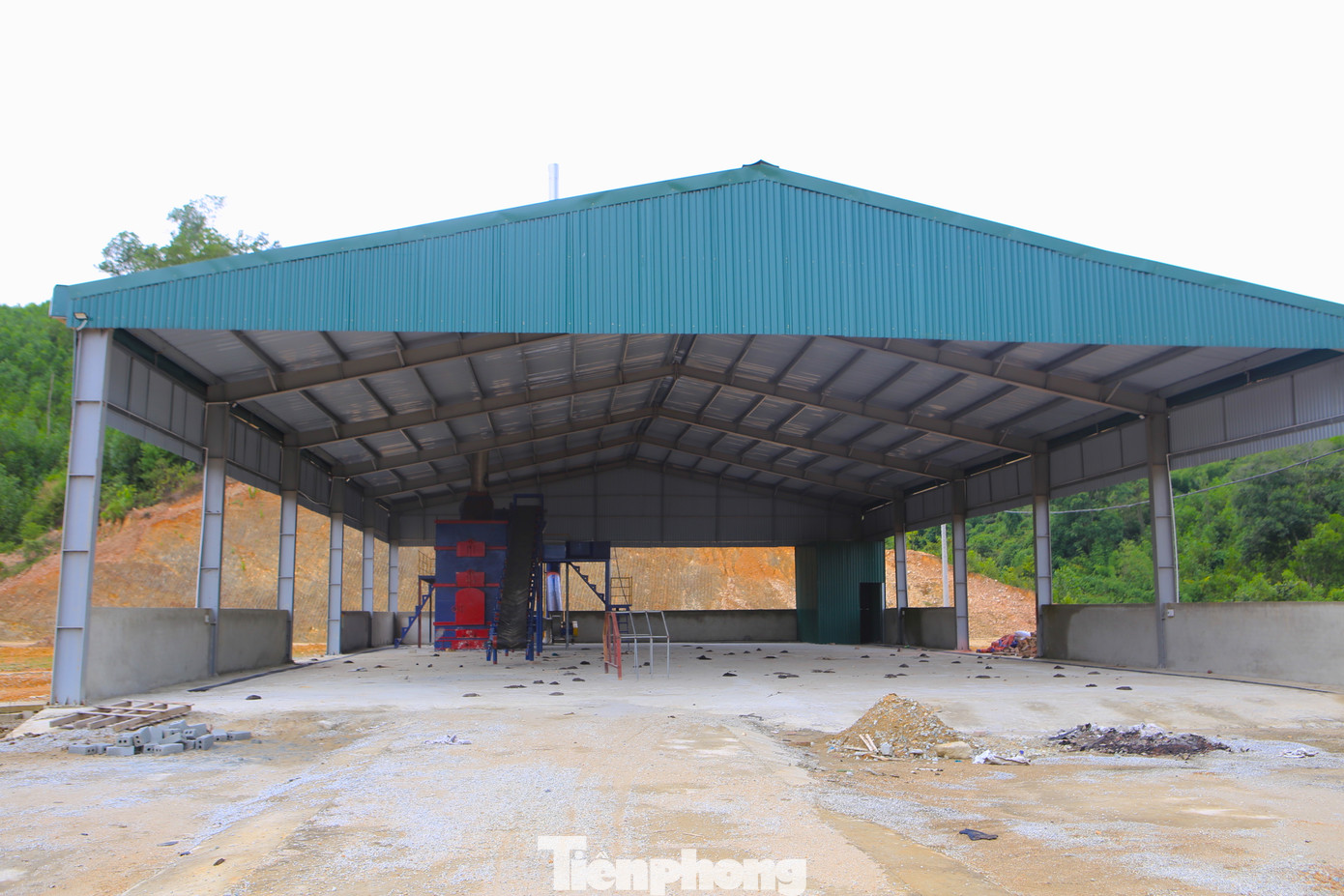 Do chưa vận hành, không có người trông coi nên khu vực nhà tiếp nhận và xử lý rác trở thành nơi phóng uế của gia súc. Do chưa vận hành, không có người trông coi nên khu vực nhà tiếp nhận và xử lý rác trở thành nơi phóng uế của gia súc.