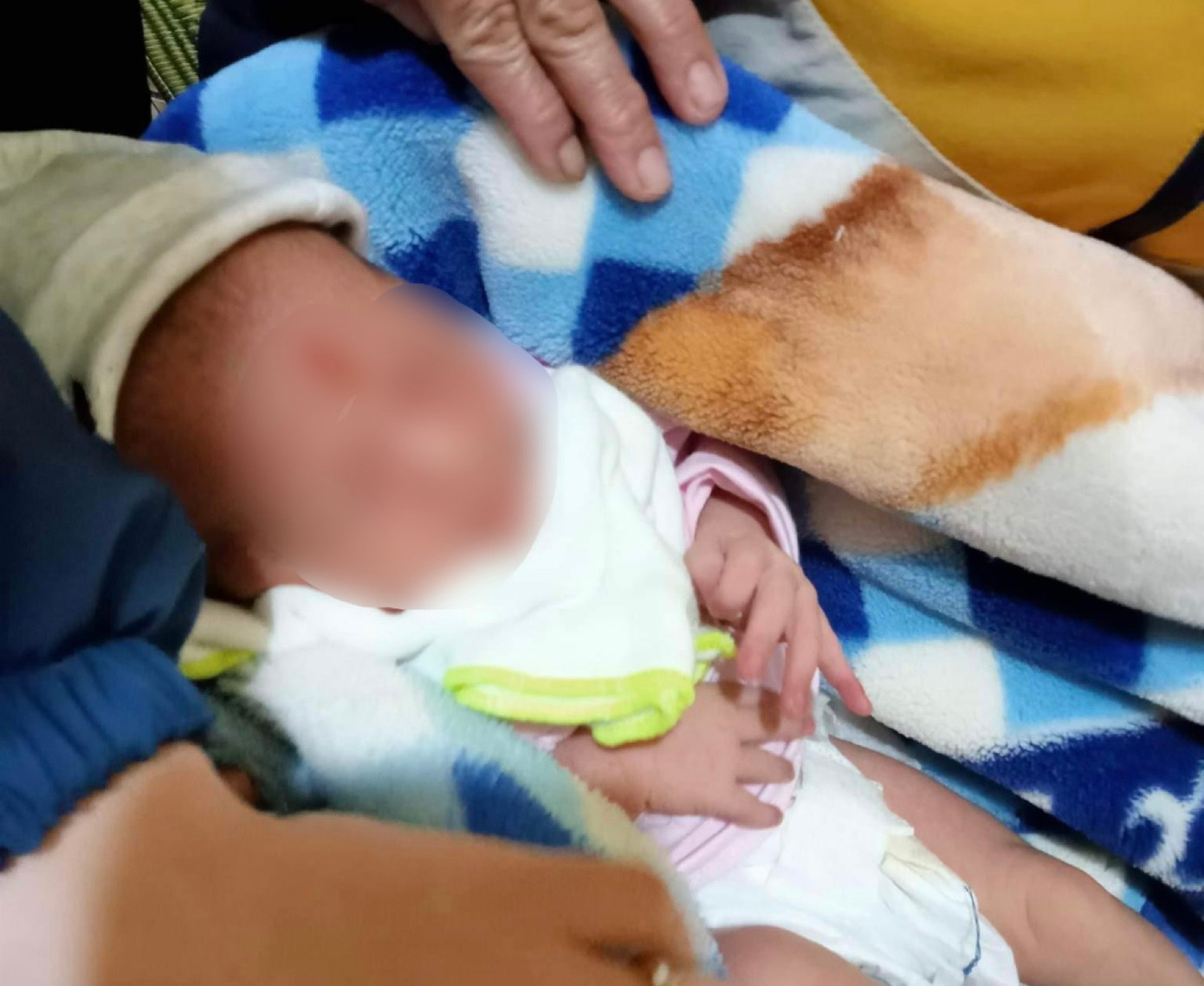 Bé gái sơ sinh nặng 3kg bị bỏ rơi bên đường kèm mẩu giấy chỉ đích danh người nuôi hộ ảnh 1 Bé gái sơ sinh nặng 3kg bị bỏ rơi bên đường kèm mẩu giấy chỉ đích danh người nuôi hộ ảnh 1