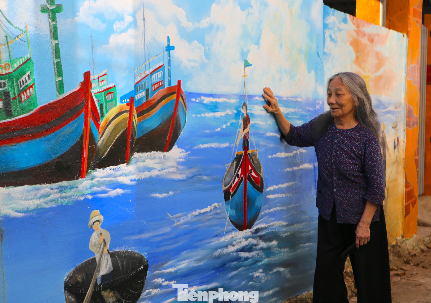 “Những bức tường nhà, bờ rào cũ nay đã được vẽ lên những bức tranh rất đẹp, đầy màu sắc. Người dân ở đây ai cũng vui mừng, phấn khởi, vì làng đã được thay đổi tươi mới hơn, đặc biệt tranh là những hình ảnh gần gũi với vùng biển quê tôi&quot;, bà Nguyễn Thị Vân (89 tuổi, thôn Xuân Phượng) chia sẻ. Ông Trần Đình Hưng - Chủ tịch UBND xã Thạch Kim (huyện Lộc Hà) cho biết, toàn bộ số tiền để làm đường bích hoạ chủ yếu nguồn kêu gọi xã hội hoá. Chi phí mua các vật dụng như sơn, đồ vẽ chính quyền bỏ ra, còn việc vẽ tranh được anh Nguyễn Văn Thản hỗ trợ ngày công, làm không lấy lãi. “Chủ đề đưa ra là vẽ về làng biển mục đích nhằm khôi phục lại làng nghề biển truyền thống xưa và muốn đường sá được đẹp hơn. Khi bắt đầu đưa ra triển khai, người dân nơi đây phấn khởi lắm. Tuyến đường này dài chừng hơn 500m, diện tích thực vẽ khoảng 300m. Sau khi làm xong tuyến này, xã sẽ kêu gọi nguồn xã hội hoá làm thêm một số tuyến đường làng nữa”, chủ tịch UBND xã Thạch Kim nói.