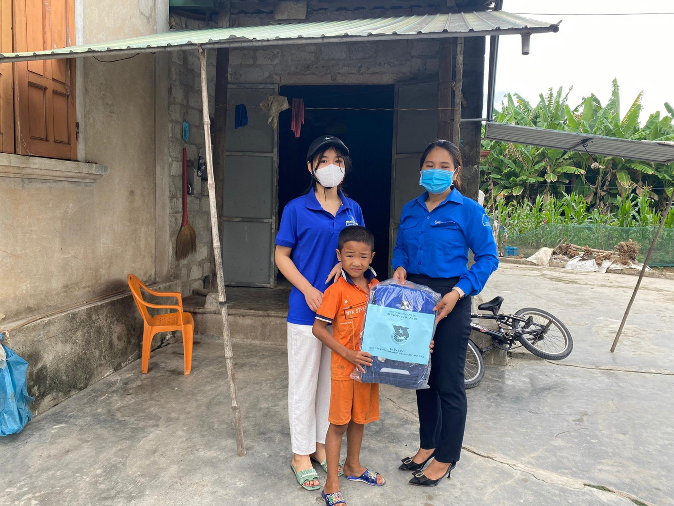 Những món quà dù không lớn lao về vật chất, nhưng là sự sẻ chia, giúp đỡ các em khi bước vào năm học mới. Những món quà dù không lớn lao về vật chất, nhưng là sự sẻ chia, giúp đỡ các em khi bước vào năm học mới.