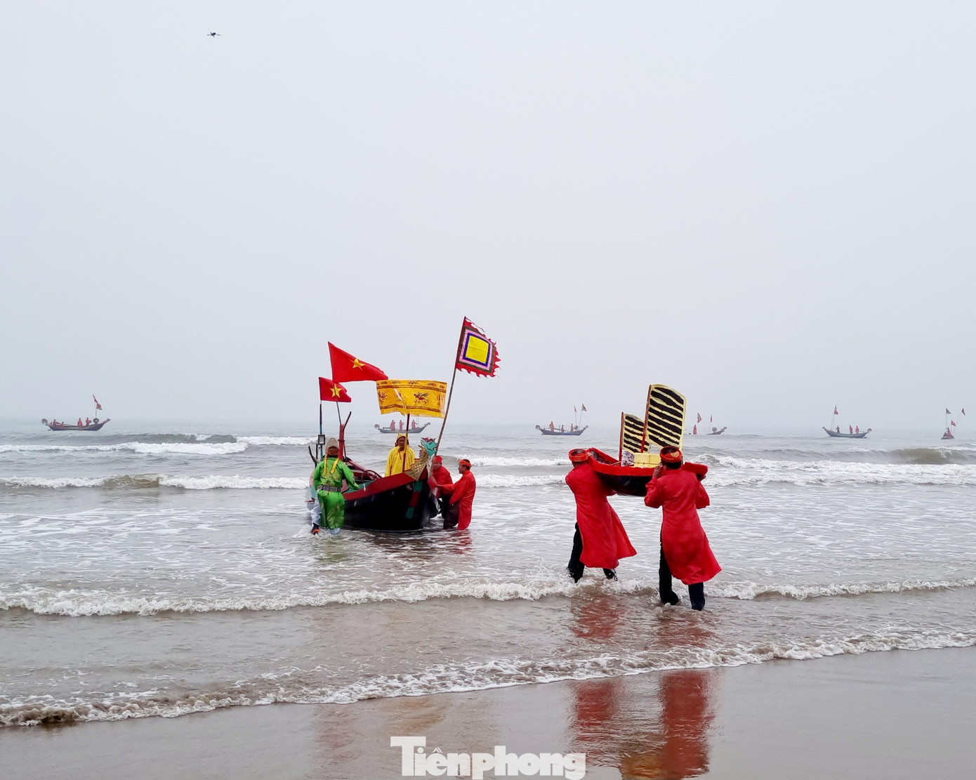 Người dân dùng thuyền rước ngư thần ra biển. Người dân dùng thuyền rước ngư thần ra biển.