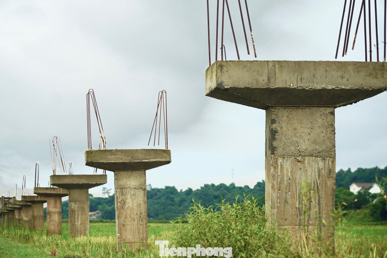 Có hơn 300m mương nổi chưa hoàn thiện khiến công trình dang dở, chưa đảm bảo mục tiêu đặt ra.