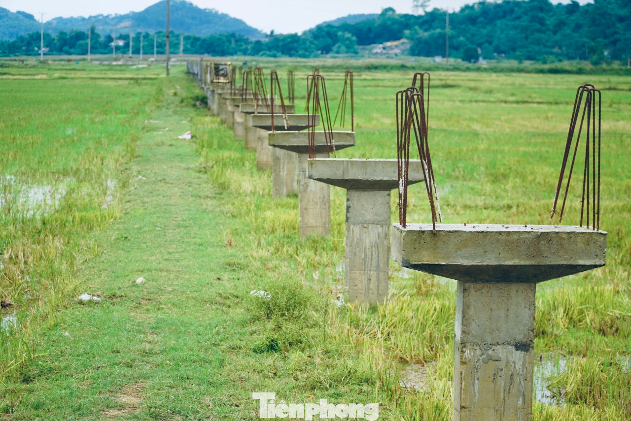 Hệ thống mương thuỷ lợi dẫn nước từ Đập Am phục vụ tưới tiêu cho gần 150ha thi công dở dang khiến nhiều diện tích lúa không thể canh tác.