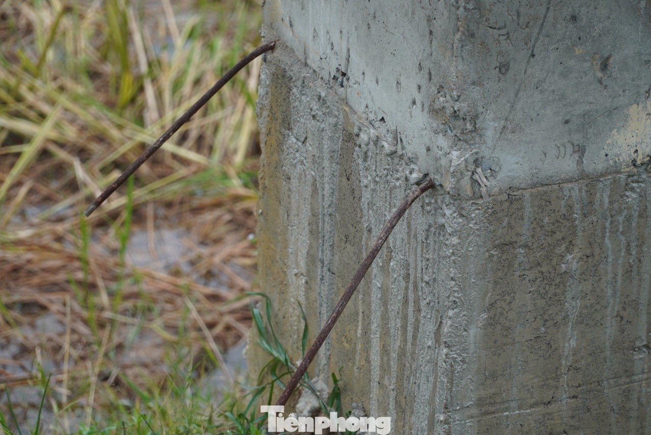 Một số cột móng có dấu hiệu nứt, được gia cố bằng lớp bê tông mới phía bên ngoài.