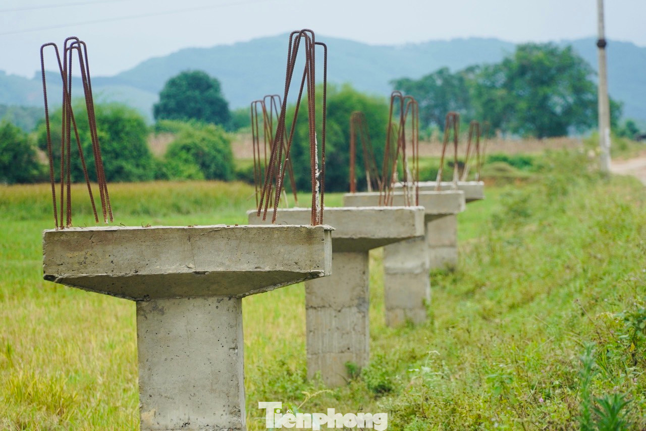 Hàng chục cột móng trụ mương nổi nằm trên khu vực đồng ruộng khô nước.