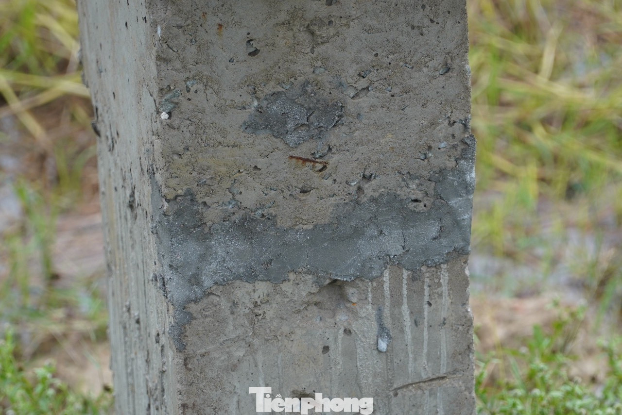 Một số cột móng có dấu hiệu nứt, được gia cố bằng lớp bê tông mới phía bên ngoài.