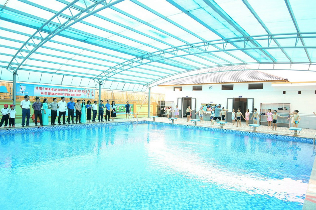 Ngay sau lễ phát động, các đại biểu cùng dự khai giảng lớp dạy bơi miễn phí.