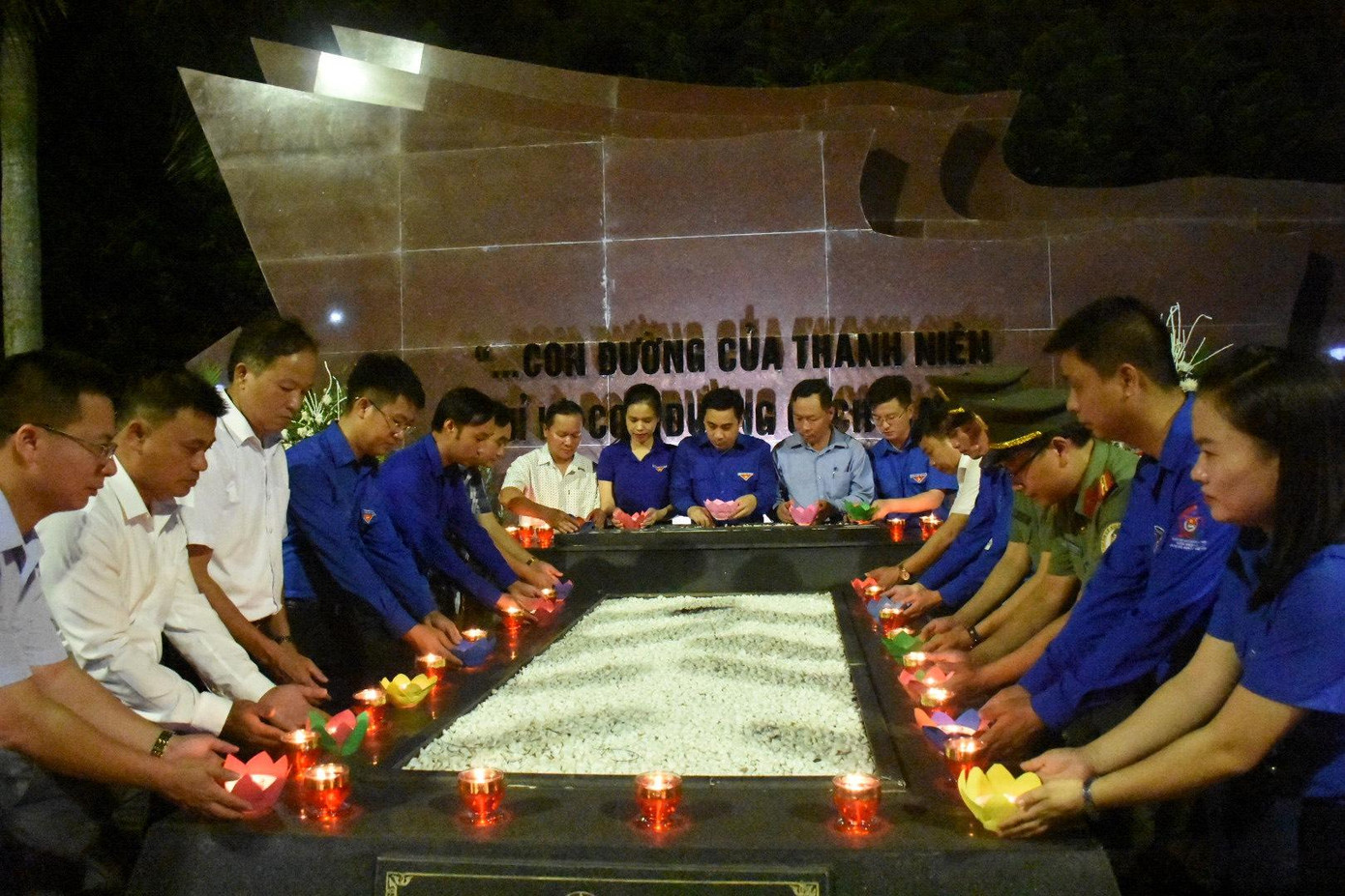 ... xung kích, hội nhập, hoàn thành xuất sắc mọi nhiệm vụ được giao. Nguyện một lòng tin tưởng vào con đường mà Đảng, Bác Hồ và Nhân dân ta đã chọn. ... xung kích, hội nhập, hoàn thành xuất sắc mọi nhiệm vụ được giao. Nguyện một lòng tin tưởng vào con đường mà Đảng, Bác Hồ và Nhân dân ta đã chọn.