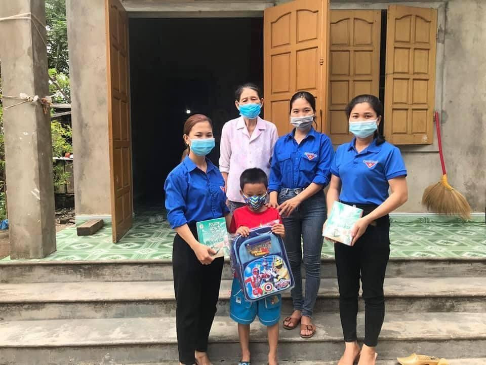 Những ngày qua, đoàn thanh niên huyện Nghi Xuân rà soát danh sách những học sinh có hoàn cảnh khó khăn để hỗ trợ dụng cụ học tập. Tiếp nhận món quà, các em học sinh vui mừng, phấn khởi trong năm học mới. Những ngày qua, đoàn thanh niên huyện Nghi Xuân rà soát danh sách những học sinh có hoàn cảnh khó khăn để hỗ trợ dụng cụ học tập. Tiếp nhận món quà, các em học sinh vui mừng, phấn khởi trong năm học mới.