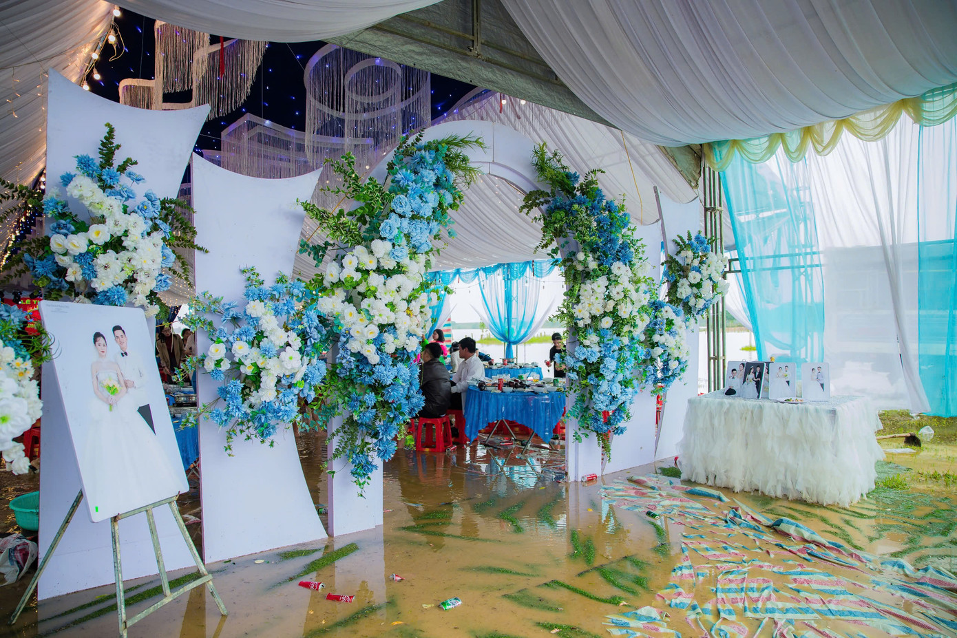 Nước lũ ngập tại rạp đám cưới. Nước lũ ngập tại rạp đám cưới.