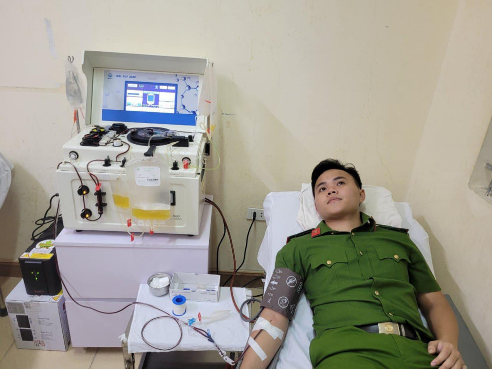 Hạ sĩ Nguyễn Công Hưng hiến máu cứu bệnh nhân.