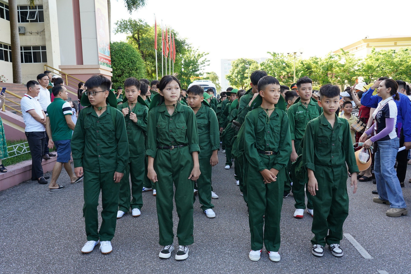 Tại lễ xuất quân Học kỳ trong Quân đội, Ban tổ chức đã trao tặng suất học bổng tham gia chương trình “Học kỳ trong Quân đội” năm 2024 cho 5 em có hoàn cảnh khó khăn trên địa bàn tỉnh trị giá 17 triệu đồng.