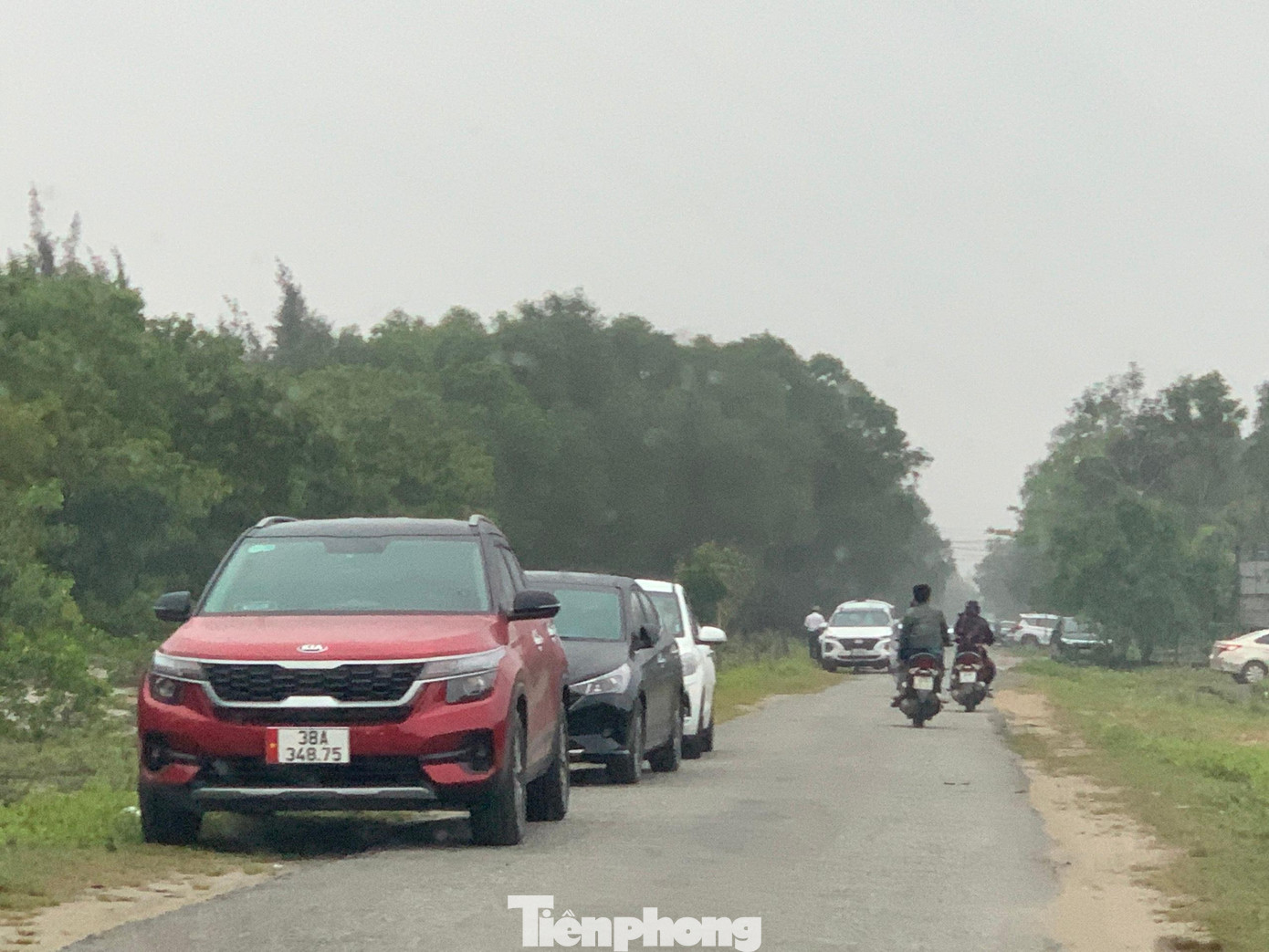 Xe, người đến đầy dọc tuyến đường. Khung cảnh này chưa bao giờ xảy ra ở vùng quê Thạch Văn.