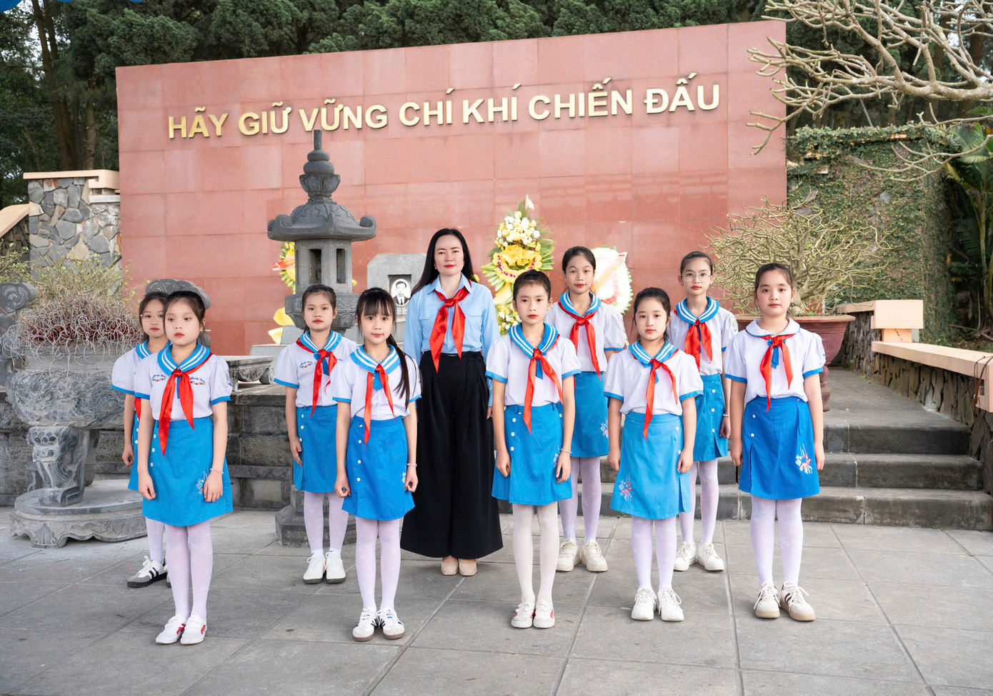 Trong vai trò giáo viên tổng phụ trách Đội, cô Kim Tuyến đã tổ chức tốt nhiều hoạt động nhằm nâng cao năng lực, kỹ năng cho học sinh. Trong vai trò giáo viên tổng phụ trách Đội, cô Kim Tuyến đã tổ chức tốt nhiều hoạt động nhằm nâng cao năng lực, kỹ năng cho học sinh.