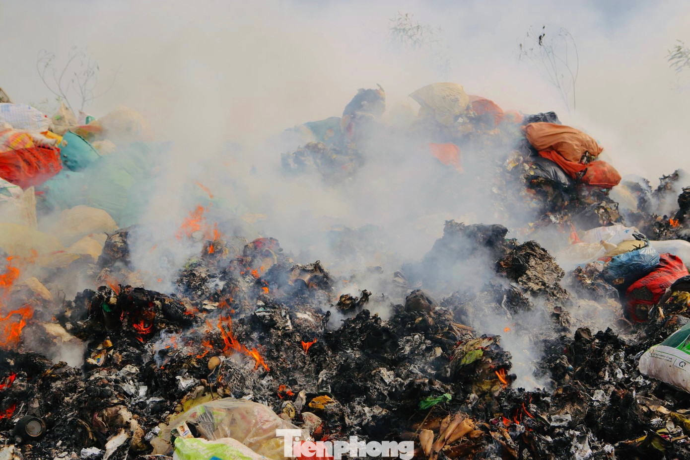 Đại diện UBND xã Lưu Vĩnh Sơn khẳng định không được đốt xử lý trực tiếp rác tại bãi trung chuyển. Tuy nhiên thực tế rác vẫn được đốt xử lý ngay tại chỗ. Việc xử lý đốt rác tại điểm trung chuyển khiến người di chuyển qua tuyến đường này gặp khó khăn vì khói bay mù mịt.