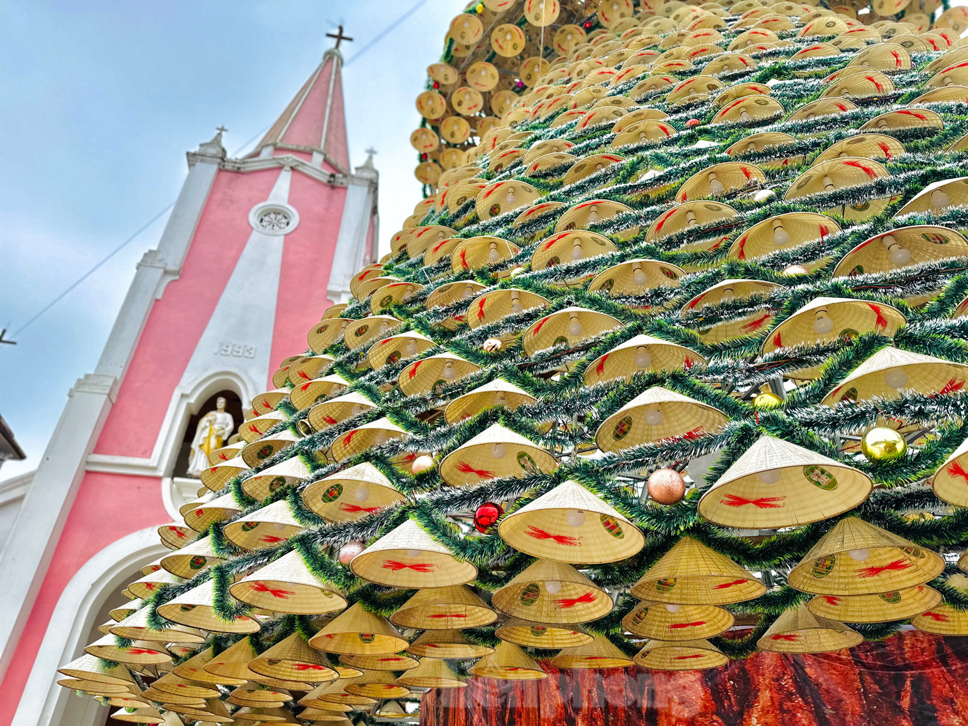 Cây thông Noel làm từ nón lá được người dân giáo xứ Đức Vọng làm trong vòng 1 tháng. Đây được xem là một trong những cây thông độc đáo nhất tại Hà Tĩnh vào mùa Giáng sinh năm nay.