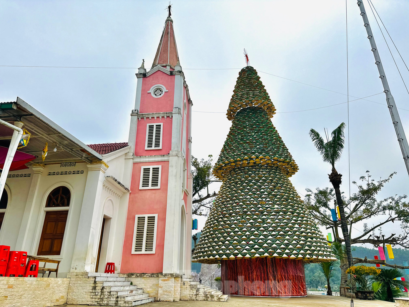 Đây là năm thứ 3 nhà thờ dựng cây thông Noel độc đáo này. Năm nay cây thông được thiết kế phần tán rộng hơn. Kinh phí thực hiện được giáo dân ủng hộ.