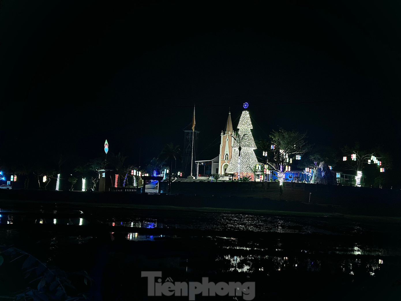 Những ngày cuối năm, không khí Giáng sinh tại huyện miền núi Hương Sơn càng thêm rộn ràng khi cây thông nón lá tại nhà thờ Đức Vọng chính thức lên đèn.