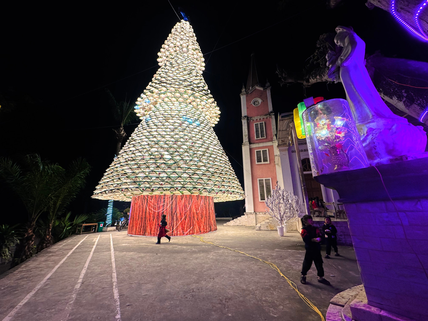 Theo đại diện giáo xứ Đức Vọng, cây thông nón lá này được thắp sáng suốt mùa Giáng sinh, phục vụ nhu cầu tham quan và chiêm ngưỡng của mọi người. Đây là năm thứ 3 nhà thờ trang trí cây thông Noel bằng nón lá. Kinh phí thực hiện được giáo dân ủng hộ.