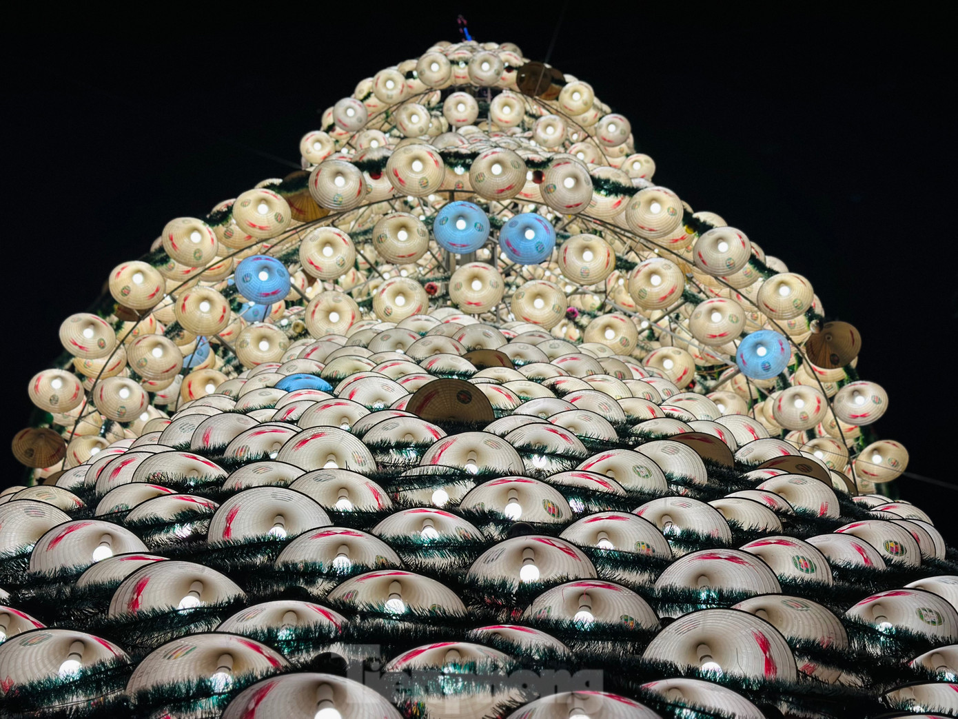 Mọi công đoạn được làm rất cẩn thận, tất cả nón lá đều nối với bóng đèn, đảm bảo độ an toàn và chống chịu được sức gió.