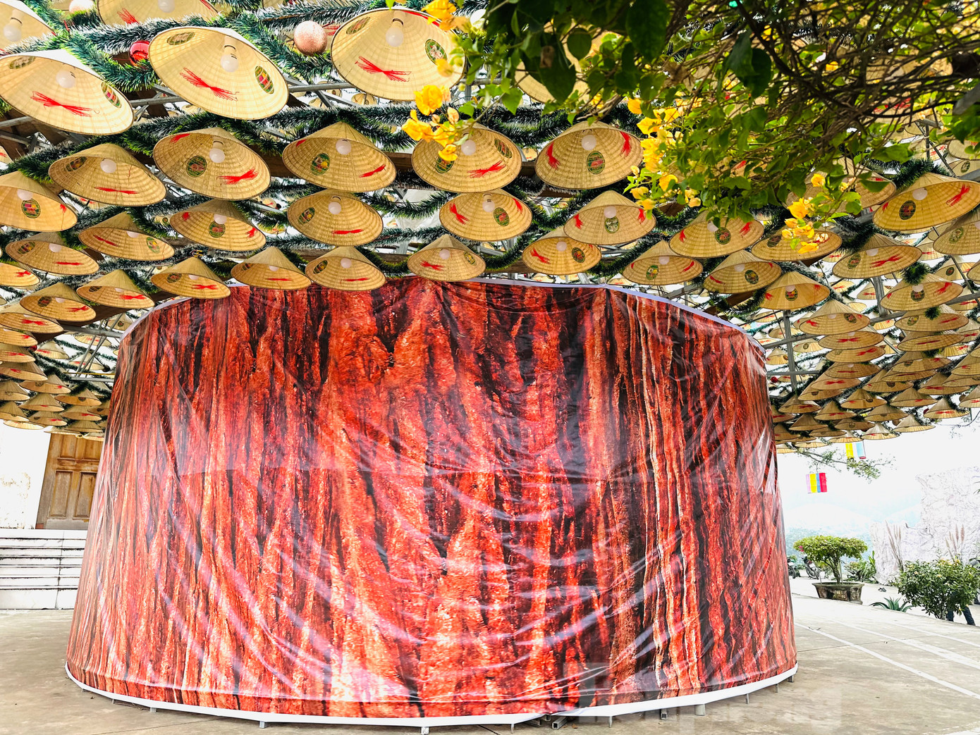 Cây thông Noel làm từ nón lá được người dân giáo xứ Đức Vọng làm trong vòng 1 tháng. Đây được xem là một trong những cây thông độc đáo nhất tại Hà Tĩnh vào mùa Giáng sinh năm nay.