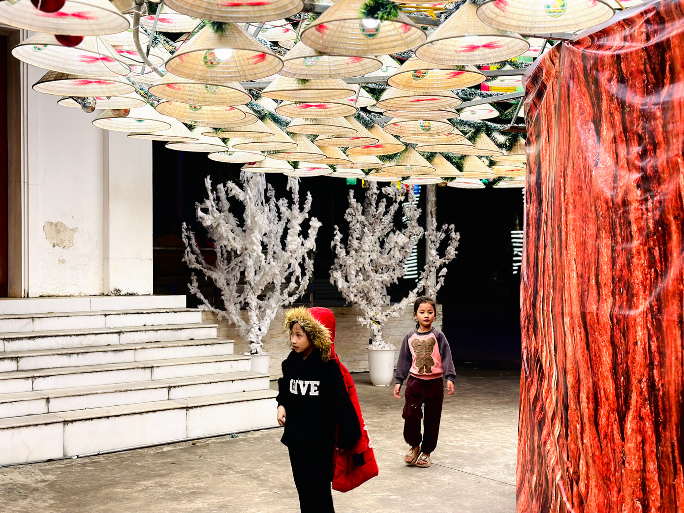 Những chiếc nón lá được xếp đặt khéo léo xung quanh bộ khung sắt nặng hàng tấn tạo thành hình cây thông Noel 3 tầng lung linh.