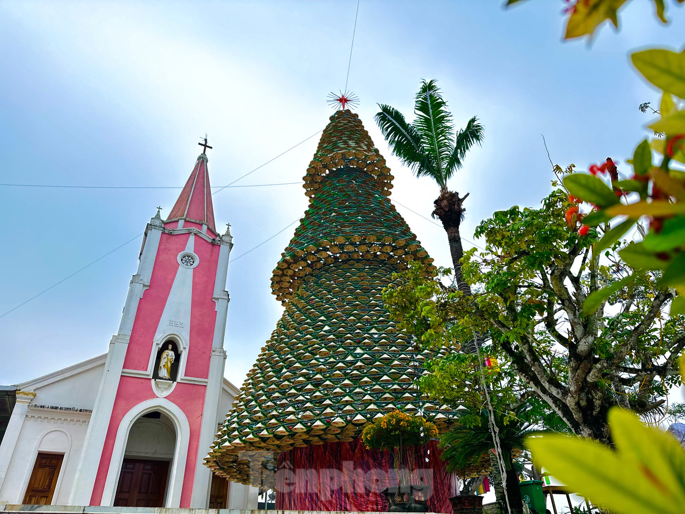 Điểm nổi bật của cây thông năm nay là được trang trí từ 2.400 chiếc nón lá, cao gần 30m, tạo thành 3 tầng tháp. Mỗi chiếc nón đều có bóng đèn bên trong và đèn nháy trang trí xung quanh.