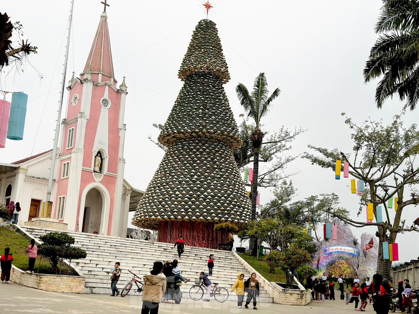 Những ngày này, nhà thờ giáo xứ Đức Vọng (xã Sơn Giang, huyện Hương Sơn, Hà Tĩnh) được trang hoàng lộng lẫy đón Giáng sinh. Nổi bật trong khuôn viên là cây thông cao gần 30m, được làm từ 2.400 chiếc nón lá.
