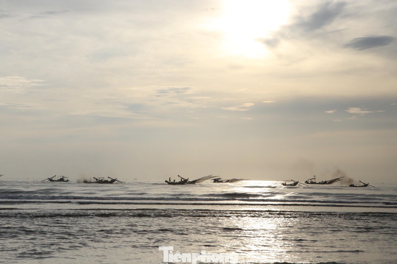 Sáng sớm, tại vùng biển ngang ở xã Thạch Văn và Thạch Trị, huyện Thạch Hà, tỉnh Hà Tĩnh đã nhộn nhịp tiếng tàu thuyền giăng lưới vợt cá mờm trên biển.