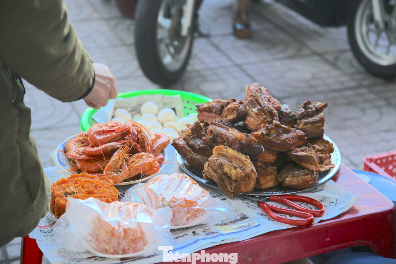 Những người bán hàng cho hay, bộ tam sên cúng vía Thần Tài được hiểu là 3 loài vật sinh sống ở 3 môi trường hoàn toàn khác nhau bao gồm: loài vật sống trên mặt đất (tượng trưng cho Thổ); loài vật sống dưới nước (tượng trưng cho Thủy); loài vật sống trên trời.. Những người bán hàng cho hay, bộ tam sên cúng vía Thần Tài được hiểu là 3 loài vật sinh sống ở 3 môi trường hoàn toàn khác nhau bao gồm: loài vật sống trên mặt đất (tượng trưng cho Thổ); loài vật sống dưới nước (tượng trưng cho Thủy); loài vật sống trên trời..