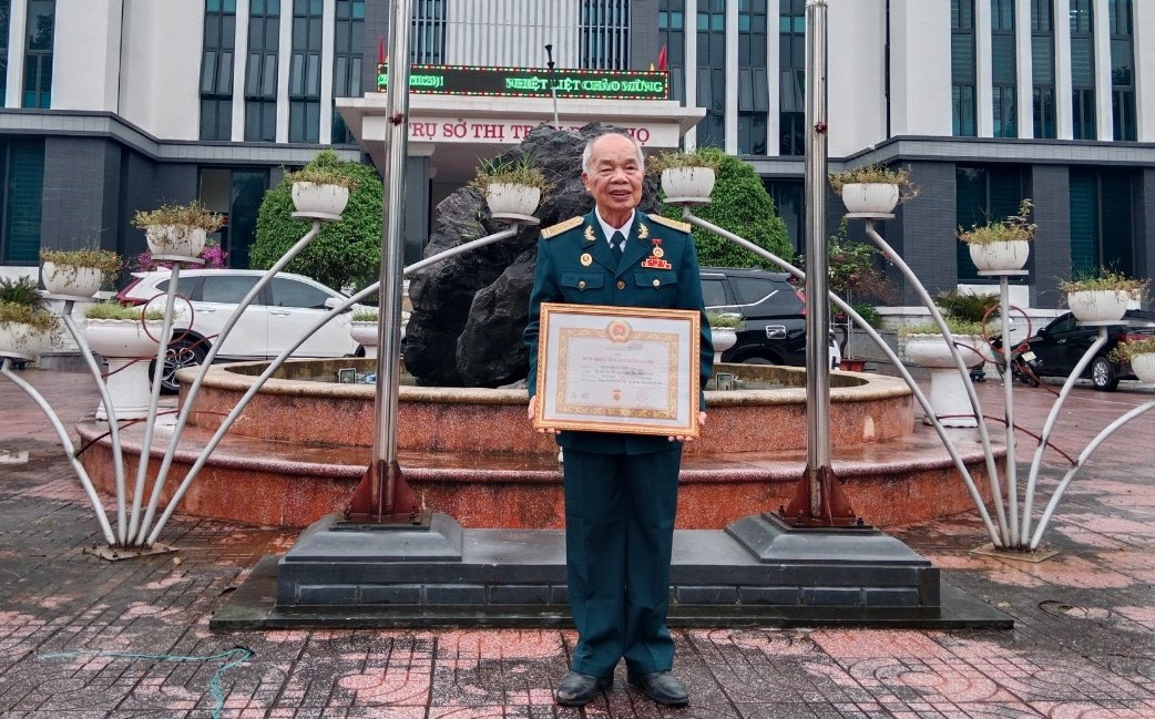 Đại tá Nguyễn Huyên đón nhận huy hiệu 70 năm tuổi Đảng. Đại tá Nguyễn Huyên đón nhận huy hiệu 70 năm tuổi Đảng.