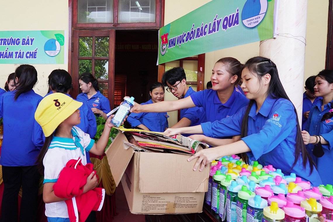 Các hoạt động Chiến dịch Thanh niên tình nguyện hè 2024 của tuổi trẻ Hà Tĩnh được triển khai với phương châm “Xung kích - Sáng tạo - Thiết thực - Hiệu quả - An toàn”. Trong ảnh, lực lượng đoàn viên thanh niên tổ chức mô hình đổi rác lấy quà, thu hút nhiều người tham gia. Các hoạt động Chiến dịch Thanh niên tình nguyện hè 2024 của tuổi trẻ Hà Tĩnh được triển khai với phương châm “Xung kích - Sáng tạo - Thiết thực - Hiệu quả - An toàn”. Trong ảnh, lực lượng đoàn viên thanh niên tổ chức mô hình đổi rác lấy quà, thu hút nhiều người tham gia.
