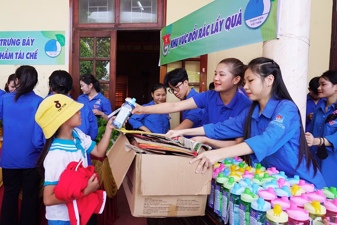 Các hoạt động Chiến dịch Thanh niên tình nguyện hè 2024 của tuổi trẻ Hà Tĩnh được triển khai với phương châm “Xung kích - Sáng tạo - Thiết thực - Hiệu quả - An toàn”. Trong ảnh, lực lượng đoàn viên thanh niên tổ chức mô hình đổi rác lấy quà, thu hút nhiều người tham gia.