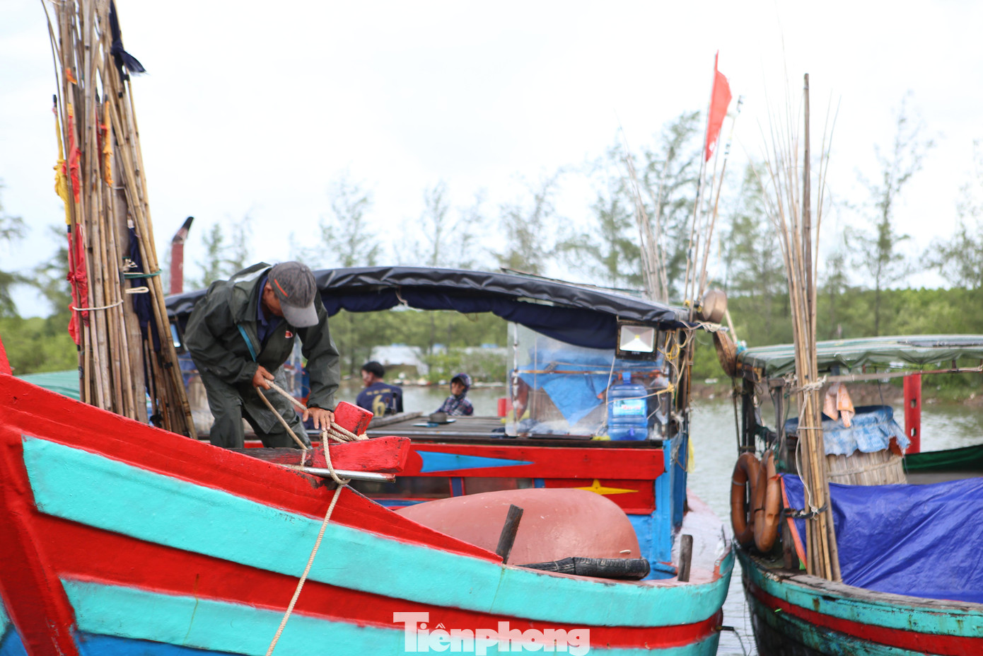 Các ngư dân Hà Tĩnh đang soạn sửa, chằng néo lại tàu, ngừng ra khơi khi có bão đang đổ bộ.