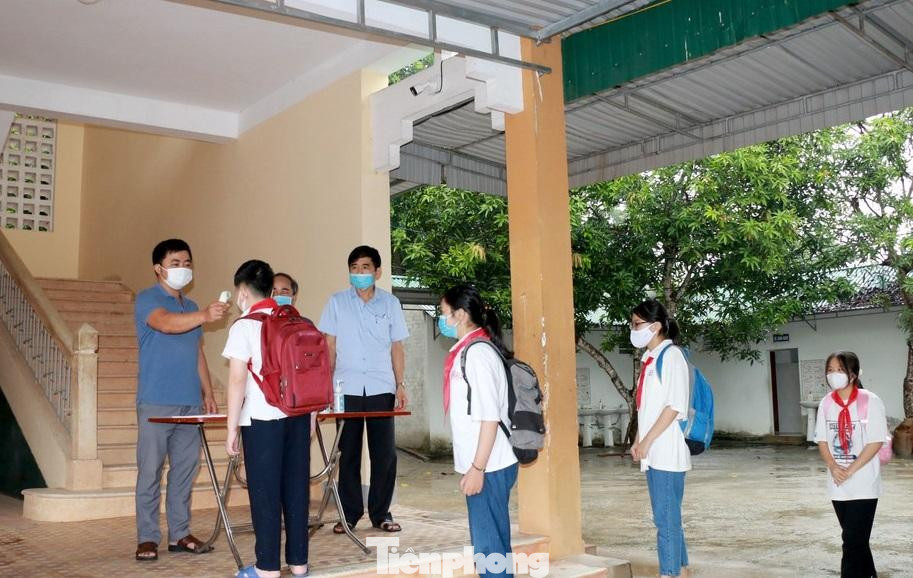 Còn tại tỉnh Nghệ An, ông Thái Văn Thành - GĐ Sở Giáo dục và Đào tạo tỉnh cho biết, hiện tại trên toàn tỉnh có một số trường ở các huyện như Kỳ Sơn, Tương Dương, Con Cuông, Thanh Chương đã đi học trở lại. Còn một số huyện như Anh Sơn, Quỳ Hợp dịch cũng cũng ổn định và tuần tới sẽ trở lại lớp học.