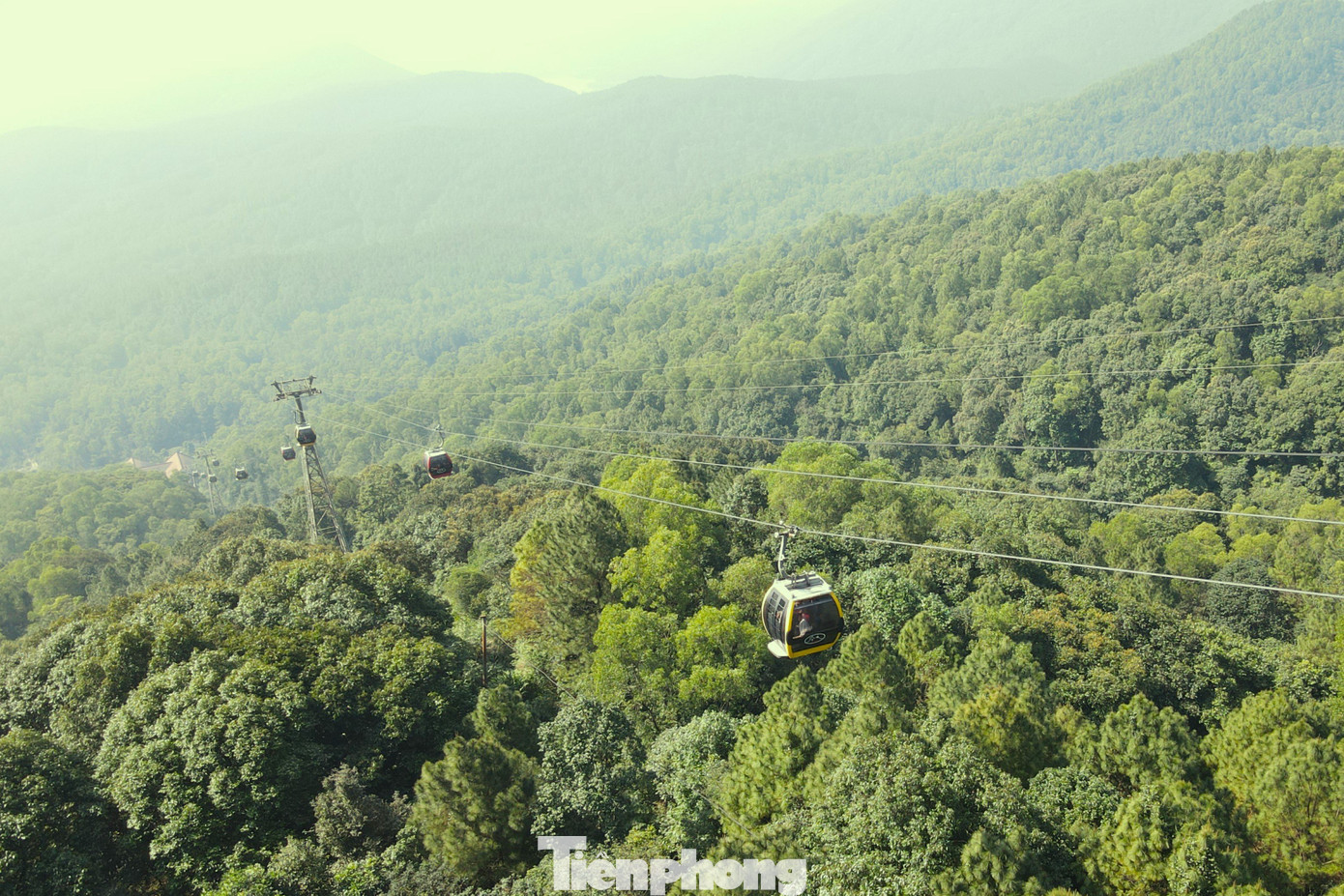 Tuyến cáp treo lên chùa Hương Tích có chiều dài gần 1km. Từ trên cao, du khách có thể ngắm trọn cảnh quan hùng vĩ của núi Hồng Lĩnh.