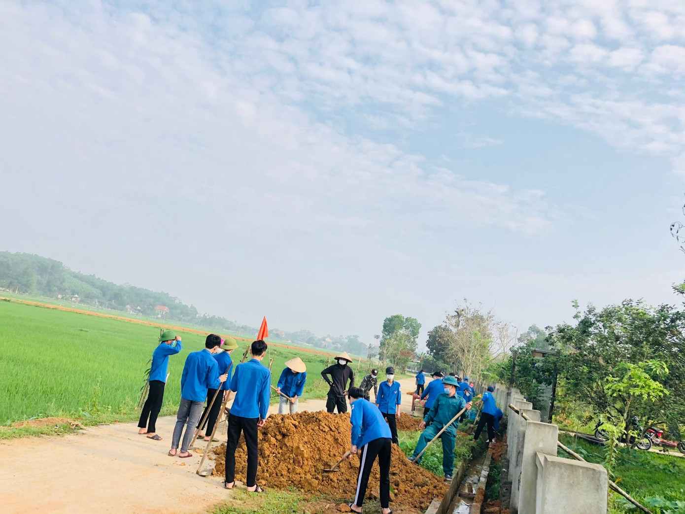 Hoạt động này thu hút hơn 2.000 ĐVTN tham gia. Theo đó các đoàn viên trên toàn cơ sở đã chăm sóc hơn 2.500 cây xanh; xây dựng 5 vườn ươm với gần 2.000 bầu cây; tu sửa 3km đường giao thông nông thôn; nạo vét 2,4km kênh mương thuỷ lợi nội đồng.